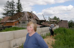 Ūkininkų sodybą nusiaubusi vėtra pakirto medžius ir… optimizmą „Per kelias minutes viesulas ūkyje pridarė milžiniškų nuostolių. Ši nelaimė apkartino mūsų gyvenimą