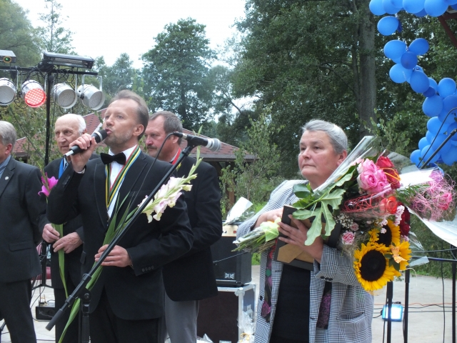 Tik ką tituluotą Obelių krašto garbės pilietę Aldoną Žėkienę sveikina šiuo titulu pernai apdovanotas Donatas Smalinskas. A.Minkevičienės nuotr. Tik ką tituluotą Obelių krašto garbės pilietę Aldoną Žėkienę sveikina šiuo titulu pernai apdovanotas Donatas Smalinskas. A.Minkevičienės nuotr.