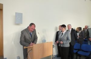 Algio Čepulio priesaiką priėmė ir rajono tarybos nario mandatą įteikė Vyriausios rinkimų komisijos narė Živilė Verbylaitė.A. Minkevičienės nuotr.