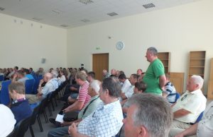 Dėl nederlingų žemių statuso besikaunantys rajono ūkininkai iš atvykusių specialistų konkrečių atsakymų nesulaukė.  A.Minkevičienės nuotr..