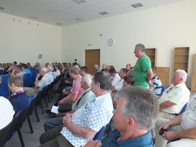 Dėl nederlingų žemių statuso besikaunantys rajono ūkininkai iš atvykusių specialistų konkrečių atsakymų nesulaukė. A.Minkevičienės nuotr.. Dėl nederlingų žemių statuso besikaunantys rajono ūkininkai iš atvykusių specialistų konkrečių atsakymų nesulaukė. A.Minkevičienės nuotr..
