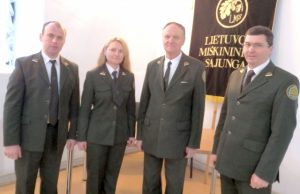 LMS suvažiavime – Rokiškio urėdijos miškininkų delegacija: (iš kairės) Rytis Andriuškevičius