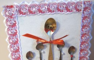 Truputis fantazijos – ir atliekos virsta kalėdiniais žaislais Juodupės gimnazijos mokinių idėjos: puošmenos – iš virtuvės įrankių ir plastiko butelių. Rokiškio švietimo centro archyvo nuotr.