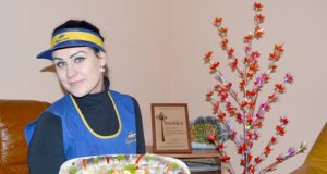 „Bajorų žuvies“ tradicinė Kūčių stalo silkė – įmonės darbuotojos Jūratės rankose. A. Minkevičienės nuotr.
