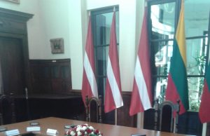 Muziejuje dėliojami paskutiniai istorinio posėdžio aplinkos štrichai.R.Kilkaus nuotr.