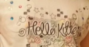 Mažylės rankytėse – insulino pompa. Jai pačiai leista išsirinkti prietaiso spalvą. Smiltė pageidavo violetinės. Asmeninio archyvo nuotr.