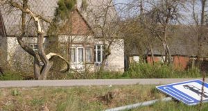 Siauru ruožu kelias minutes ūžęs ir kaimą nuskriaudęs viesulas sudomino stichijos reiškiniais besidominčius specialistus. A.Minkevičienės nuotr.