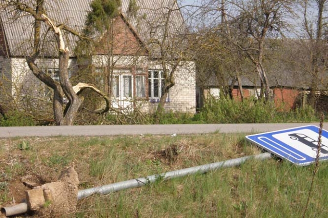 Siauru ruožu kelias minutes ūžęs ir kaimą nuskriaudęs viesulas sudomino stichijos reiškiniais besidominčius specialistus. A.Minkevičienės nuotr.