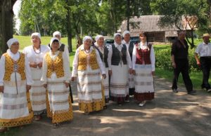 Aleksandravėlės ansamblio dainininkės Albina Siniauskienė (iš kairės)