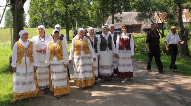 Aleksandravėlės ansamblio dainininkės Albina Siniauskienė (iš kairės)