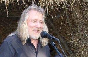 Aktorius Algirdas Latėnas pirmą kartą Pauliaus Širvio eiles skaitė poeto tėviškėje. D. Zibolienės nuotr.