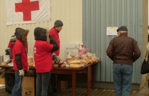 Raudonojo Kryžiaus jaunieji savanoriai nuoširdžiai bendravo su žmonėmis.