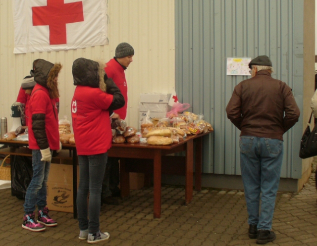Raudonojo Kryžiaus jaunieji savanoriai nuoširdžiai bendravo su žmonėmis.