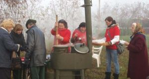 Koše ir arbata šeštadienio turguje maitinti žmonės buvo dosnesni