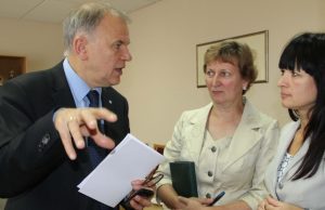 Ministras Vytenis Povilas Andriukaitis apie sveikatos apsaugą diskutavo su savivaldybės Socialinės paramos ir sveikatos skyriaus vyriausiomis specialistėmis Vida Spaičiene (dešinėje) ir Zita Čaplikiene. D. Zibolienės nuotr.