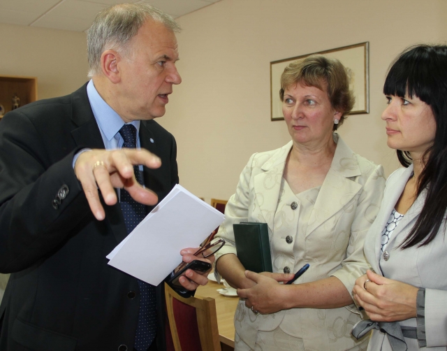 Ministras Vytenis Povilas Andriukaitis apie sveikatos apsaugą diskutavo su savivaldybės Socialinės paramos ir sveikatos skyriaus vyriausiomis specialistėmis Vida Spaičiene (dešinėje) ir Zita Čaplikiene. D. Zibolienės nuotr.