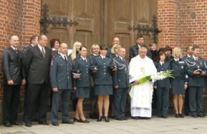 Rajono policija meldėsi bažnyčioje ir išklausė dekano V.V.Cukuro pamokslą apie pareigūnų misiją ir gailestingumo prasmę.