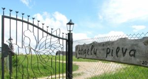 Šiuo metu "Angelų pievoje" gyvena 20 žmonių.