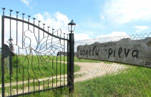 Šiuo metu "Angelų pievoje" gyvena 20 žmonių.