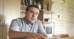 Kunigo S.Kalvaičio gydymo priemonė – tikėjimas ir pasitikėjimas. N.Byčkovskio nuotr.