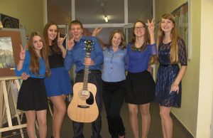 Jaunųjų atlikėjų konkurse – prizinės vietos Konkurse laimėta prizine vieta džiaugiasi Rokiškio Juozo Tumo-Vaižganto gimnazijos ansamblio atlikėjai (iš kairės) Živilė Čepulytė