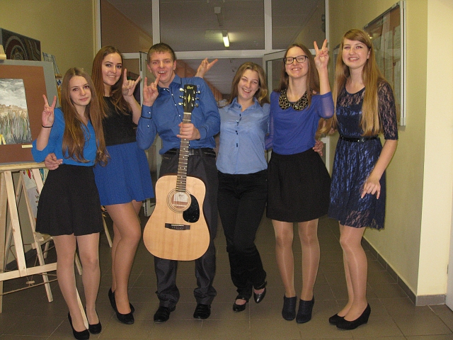 Konkurse laimėta prizine vieta džiaugiasi Rokiškio Juozo Tumo-Vaižganto gimnazijos ansamblio atlikėjai (iš kairės) Živilė Čepulytė