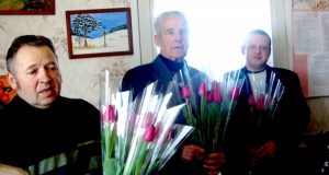 Antanašės moteris sveikino bendruomenės vyrai Evaldas Pugžlys (iš kairės)