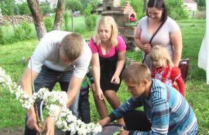 Antanašėje žydi laimės obelis Antanašiečiai sodino šventės simbolį - obelaitę. Antanašės bendruomenės archyvo nuotr.