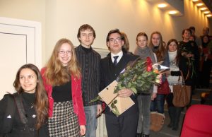 Didelis būrys Rokiškio jaunųjų lyderių susirinko pasveikinti aktyvų bendražygį L.Audicką (centre).