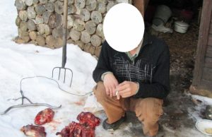 Baudos ir gamtai padaryta žala siekia 7 tūkst. Lt. Tokią “dovaną” už lydeką ir stirnaitę Bradesių kaimo gyventojui V.Š. pasiūlė aplinkosaugos pareigūnas.  G.Baikausko nuotr.
