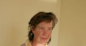 Prie namų sugriuvusi R.Karpova apšalo rankų pirštus. D.Zibolienės nuotr.