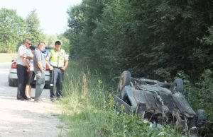 Avariją sukėlusi stirna – miške, apvirtęs automobilis – pakelėje Stirnos sukeltoje avarijoje vairuotoja ir žvėris nenukentėjo
