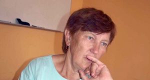 Pakriaunių kaimo gyventoja Marijona Araminienė neatgavo nesąžiningiems meistrams sumokėtų rankpinigių. D.Zibolienės nuotr.