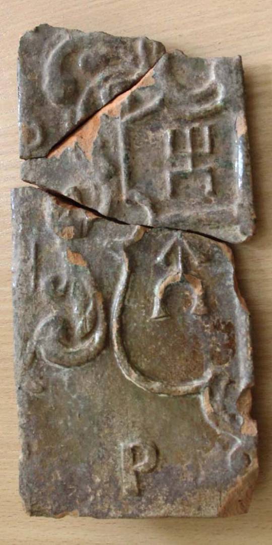 Istorikams teks išsiaiškinti koklio heraldinių ženklų ir raidės „P“ reikšmę. D.Zibolienės nuotr.