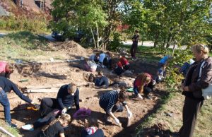 Gyvosios istorijos pamokos miesto širdyje užbūrė jaunuosius rokiškėnus Kamajų Antano Strazdo gimnazijos istorijos būrelio vadovė Regina Narvydienė (dešinėje) džiaugėsi moksleivių entuziazmu ieškoti vertingų archeologinių radinių.