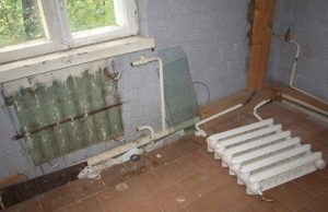Buvusiame Panevėžio visuomenės sveikatos centro Rokiškio skyriaus pastate liko vos keli radiatoriai.