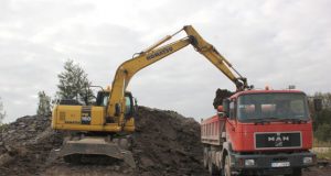 Asfaltbetonio luitų kalnas mažėja. D.Zibolienės nuotr.