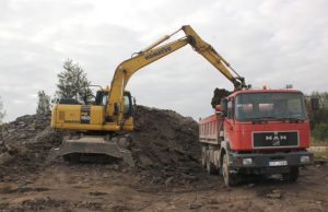 Asfaltbetonio luitų kalnas mažėja. D.Zibolienės nuotr.