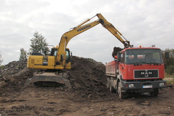 Asfaltbetonio luitų kalnas mažėja. D.Zibolienės nuotr.