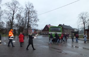 Autobusų keleivius Kavoliškyje pasitiko atšvaitus daliję Stanislovas Dambrauskas