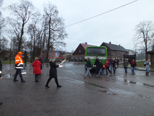 Autobusų keleivius Kavoliškyje pasitiko atšvaitus daliję Stanislovas Dambrauskas