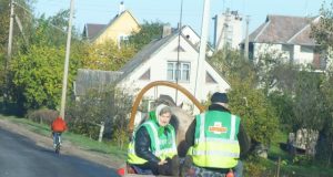 Obeliečiai Ona ir Bronius Kurkliečiai į arklio tempiamą vežimą niekada nesėda be šviesą atspindinčių liemenių. A.Minkevičienės nuotr.