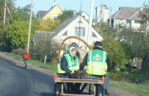 Obeliečiai Ona ir Bronius Kurkliečiai į arklio tempiamą vežimą niekada nesėda be šviesą atspindinčių liemenių. A.Minkevičienės nuotr.
