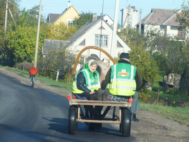 Obeliečiai Ona ir Bronius Kurkliečiai į arklio tempiamą vežimą niekada nesėda be šviesą atspindinčių liemenių. A.Minkevičienės nuotr. Obeliečiai Ona ir Bronius Kurkliečiai į arklio tempiamą vežimą niekada nesėda be šviesą atspindinčių liemenių. A.Minkevičienės nuotr.