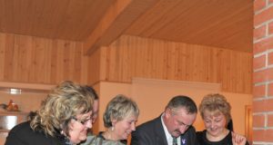 „Audrupio paukštyno“ 20 metų jubiliejaus akimirka: garbinga užduotis pjaustyti šventinį tortą patikėta bendrovės specialistams
