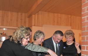 Velykoms „Audrupio paukštyno“ kiaušinius margins ir kaimynai „Audrupio paukštyno“ 20 metų jubiliejaus akimirka: garbinga užduotis pjaustyti šventinį tortą patikėta bendrovės specialistams