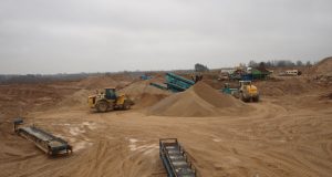 Sniegių karjero smėlyje žiba auksas. D.Zibolienės nuotr.