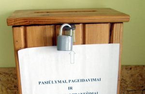 Anoniminių skundų dėželė – tuščia Ši daili dėželė Juodupės seniūnijoje – kol kas tuščia. L.Dūdaitės nuotr.