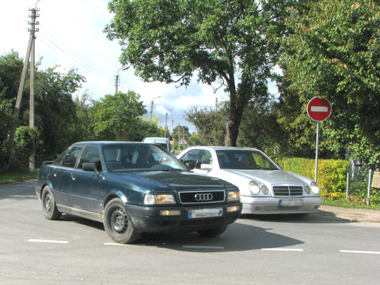 Aušros ir Kauno gatvių sankryža žiopliems vairuotojams tapo neišsprendžiamu rebusu. N.Byčkovskio nuotr. Aušros ir Kauno gatvių sankryža žiopliems vairuotojams tapo neišsprendžiamu rebusu. N.Byčkovskio nuotr.