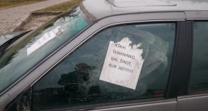 Senas tuščiomis padangomis automobilis stovi Vilties g. aikštelėje.